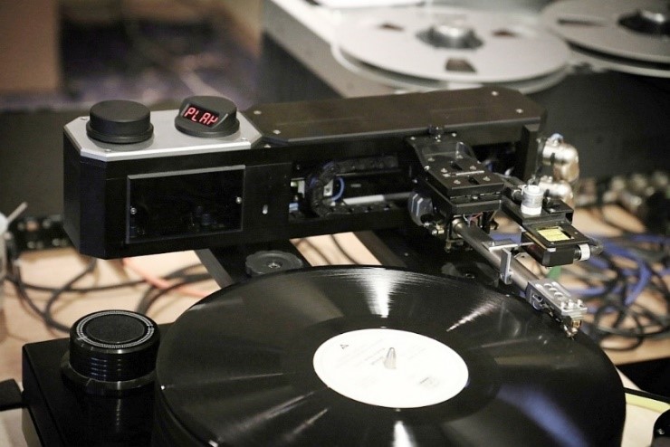 Figure 1. The Dereneville DTT-01-S active linear tracking tonearm (Courtesy of AVDesignHaus).