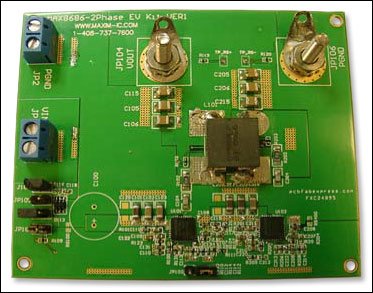 图2. 原型电路板包含两片MAX8686 PWM控制器和一组耦合线圈,每路输出可提供1.2V、最大50A电流。