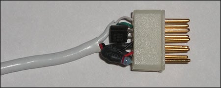 图2. 注塑前的DB9连接器及内置的TO92封装1-Wire器件。