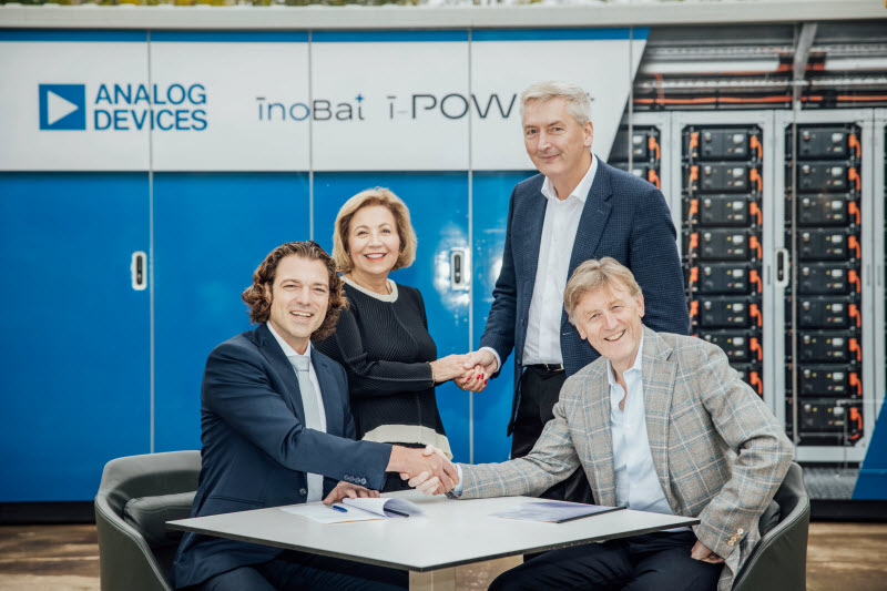Four executives shaking hands, Analog Devices and InoBat partnership.