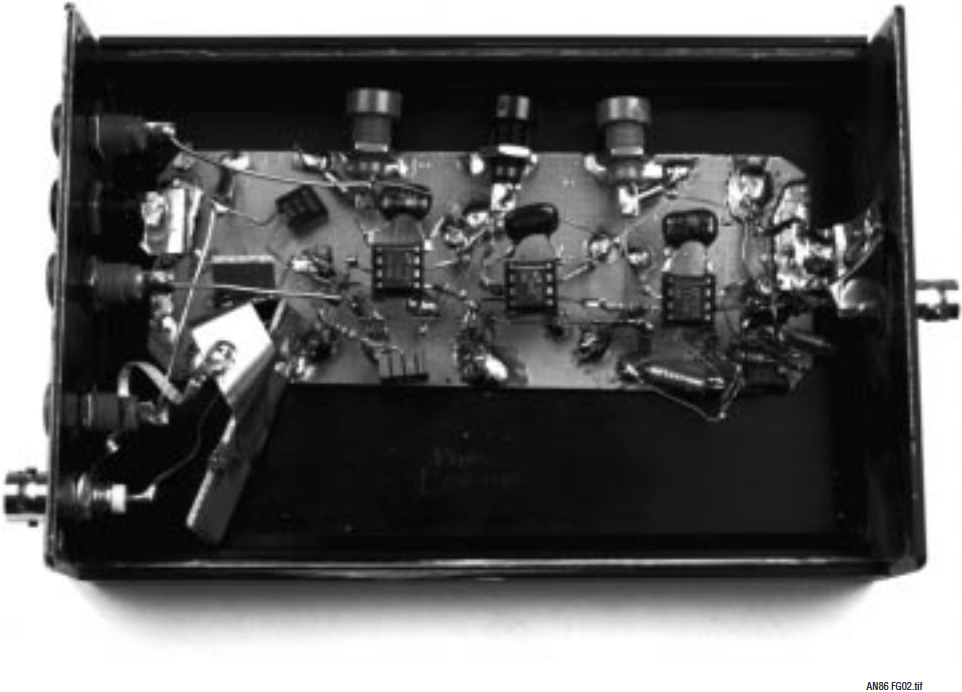 図G2.セトリング時間アンプの構造利得が2000でありながら帯域幅はわずか10kHzであることから、寄生帰還による発振を予防する注意深いレイアウトが必要。入力(写真左下)は完全にシールドされ、アンプへの放射フィードスルーを防止している。筐体は回路を浮遊RFとピックアップ・ノイズからシールドする