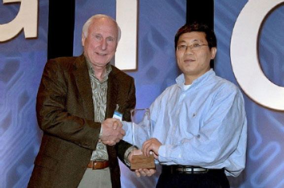 創設者のRay Stataからアナログ・デバイセズ・フェロー賞を受け取るBaoxing