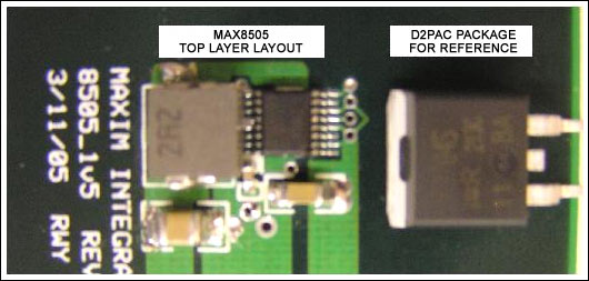 図2. 比較のためD2PACデバイスを横に配置したMAX8505スイッチングレギュレータの写真。