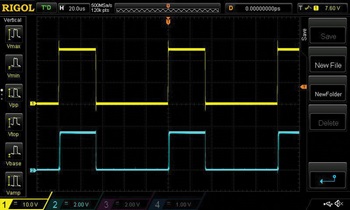 図3. LEDピンの出力の過渡応答。チャンネル1はフィールド入力、チャンネル2はLEDピンの出力です。フィールド入力が10kHzでスイッチングしている状態で取得しました。