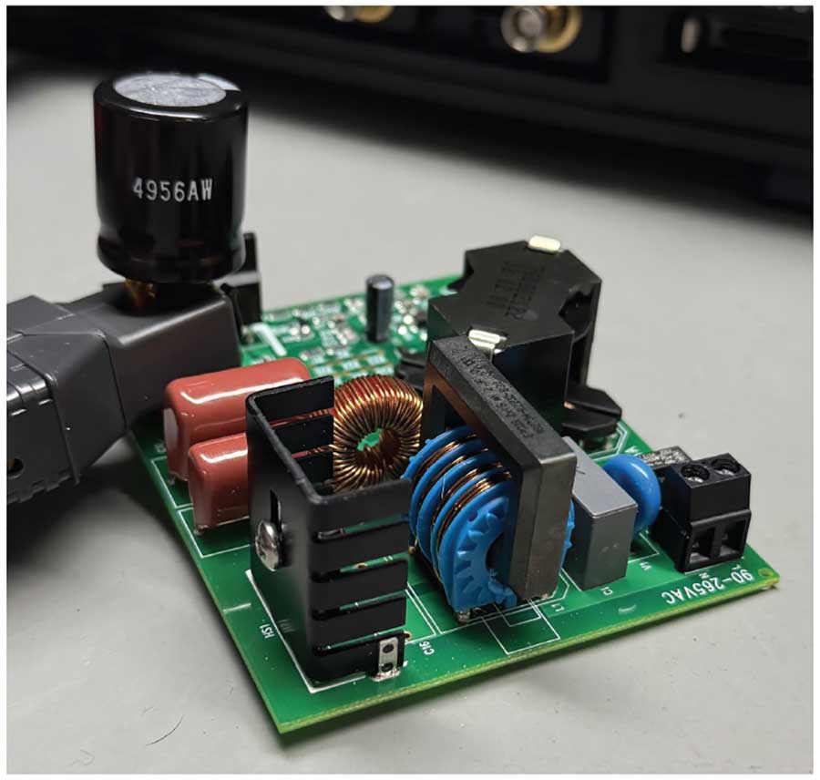 図1. DC2104Aの外観。電流プローブでリップル電流を測定できるように、コンデンサのリードに短い延長線を追加しています。