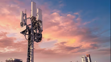5g cell tower cityscape