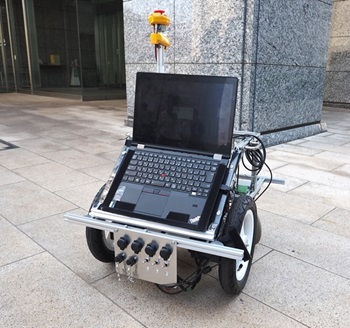 図1. ロボット設計・制御研究室が開発した自律走行ロボット「ORNE」。アナログ・デバイセズのIMUを採用して実現されました。