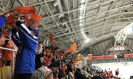 アイスバックスに得点が入って応援団は大興奮