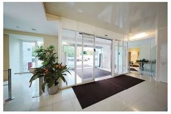 図12. ドアの自動開閉システム。深度センシングを活用すれば、人が前に立ったときだけ自動開閉を行うという機能を実現できます。