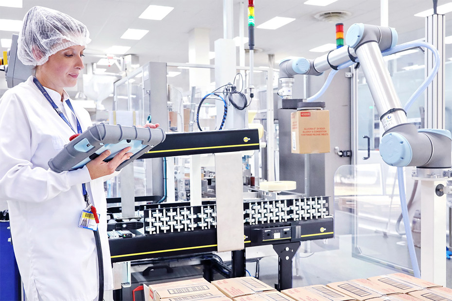 Cobot help worker with repetitive tasks